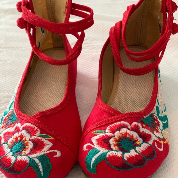Chinese embroidered Mary Jane shoes - Picture 3 of 4